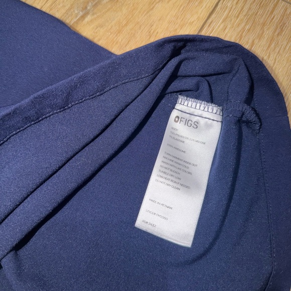 FIGS Leon Three Pocket Navy Scrub Top Men’s/Unisex size XL - Picture 3 of 3